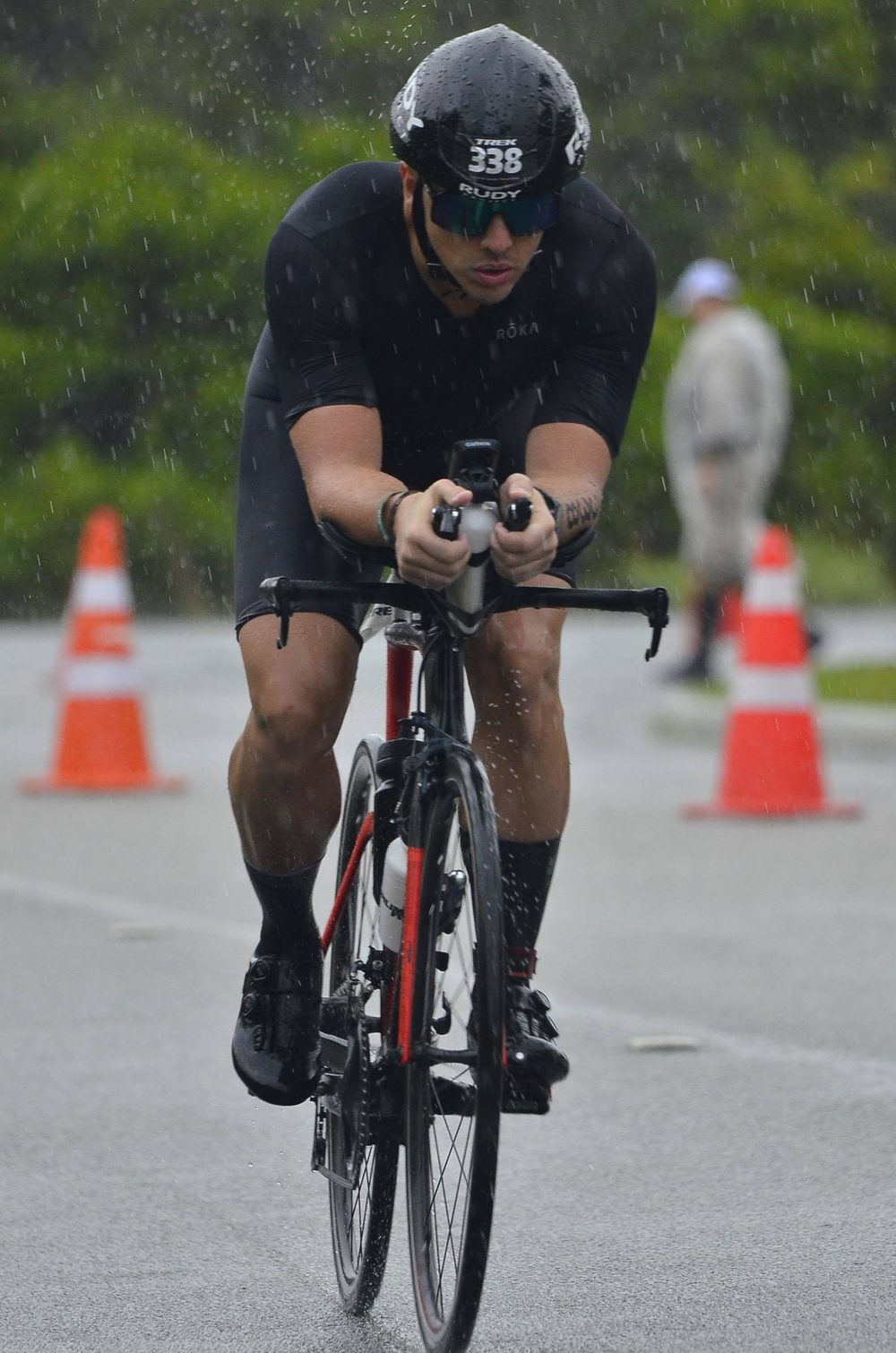 Iván Koch en el segmento de ciclismo del IRONMAN Florianópolis 2022, bajo lluvia