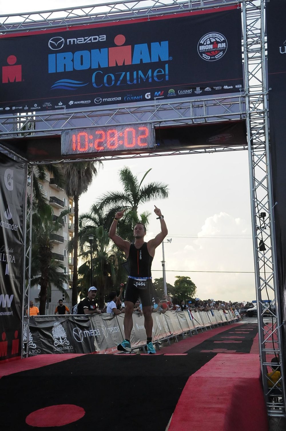Iván Koch cruzando la meta del IRONMAN Cozumel en 2021
