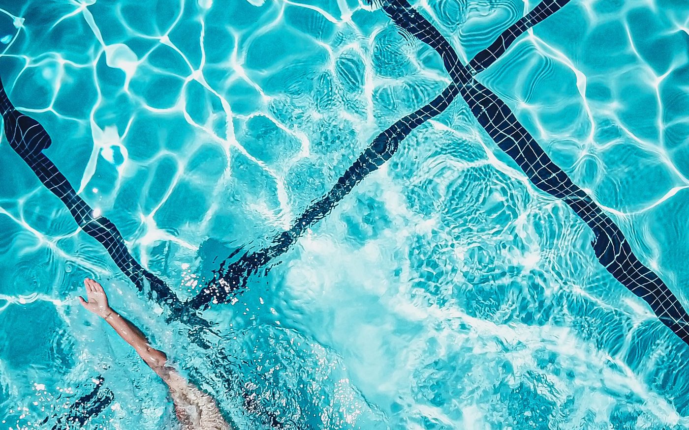 Del Test CSS a las Aguas Abiertas: Por Qué Tu Ritmo de Piscina se Hunde en el Triatlón